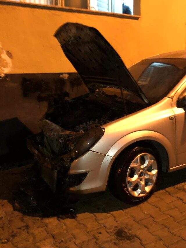 Kundaklama anı güvenlik kamerasına yansıdı Otomobili benzin dökerek kundakladı! Olay anı güvenlik kamerasına böyle yansıdı