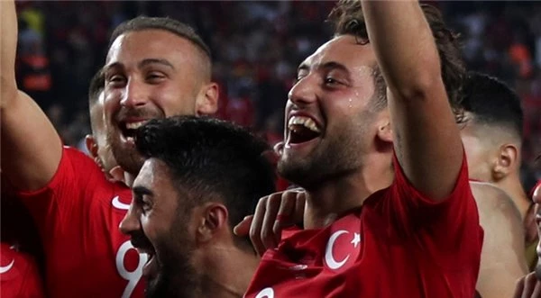 Hakan Çalhanoğlu'ndan flaş transfer açıklaması: 
