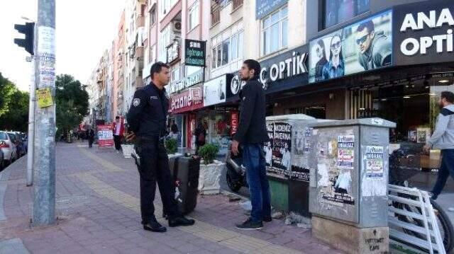 İranlı adam saatlerce kaldırımda cansız manken gibi bekledi