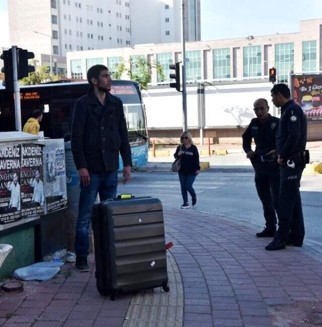 İranlı adam saatlerce kaldırımda cansız manken gibi bekledi