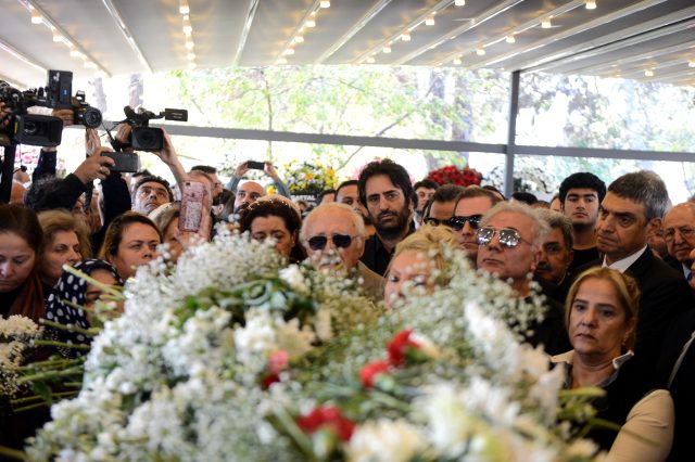 Oyuncu Şebnem Sönmez, Yıldız Kenter'in cenazesinde canlı yayın yapmak isteyen vatandaşla tartıştı