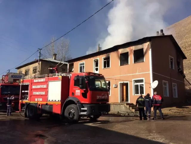Bayburt'ta bir evde çıkan yangında 3 kişi yanarak can verdi
