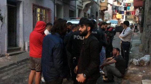 Beyoğlu'nda çocukları taciz ettiği iddia edilen adam, mahalleli tarafından dövüldü
