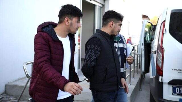 Ciğer şişiyle adam kovalayan dizi oyuncusu gazetecilere küfür etti Adana'da yağma suçundan gözaltına alınan dizi oyuncusu, gazetecilere küfür ederek tepki gösterdi