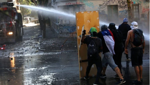 Uluslararası Af Örgütü: Şili'de güvenlik güçleri göstericilere gerçek mermiyle ateş açtı