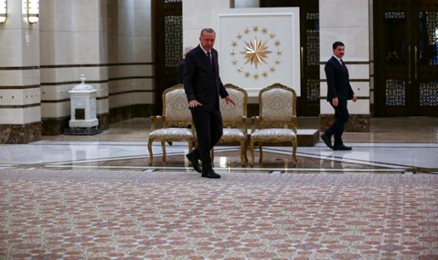 Erdoğan, <a class='keyword-sd' href='/cumhurbaskanligi-kulliyesi/' title='Cumhurbaşkanlığı Külliyesi'>Cumhurbaşkanlığı Külliyesi</a>'ndeki yeni halıyı tanıttı: Yerli ve milli