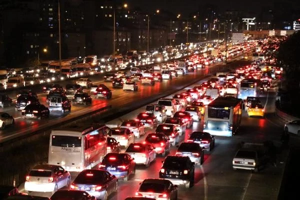 İstanbul'da trafik kilit! Trafik yoğunluğu yüzde 76'ya ulaştı