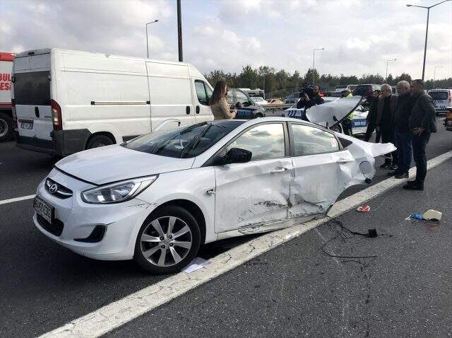 TEM otoyolunda otomobil bariyerlere çarpıp parçalandı: 1 ölü, 2 yaralı