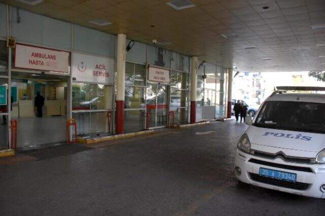İzmir'de bir kişi evde tartıştığı 3 arkadaşını bıçakladı İzmir'de bir kişi evde tartıştığı 3 arkadaşını bıçakladı