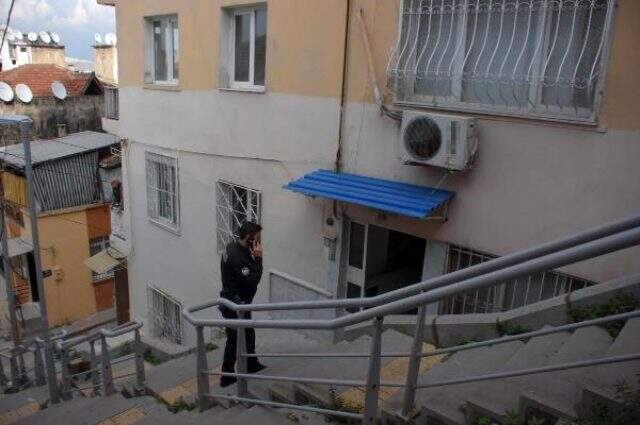 İzmir'de bir kişi evde tartıştığı 3 arkadaşını bıçakladı İzmir'de bir kişi evde tartıştığı 3 arkadaşını bıçakladı