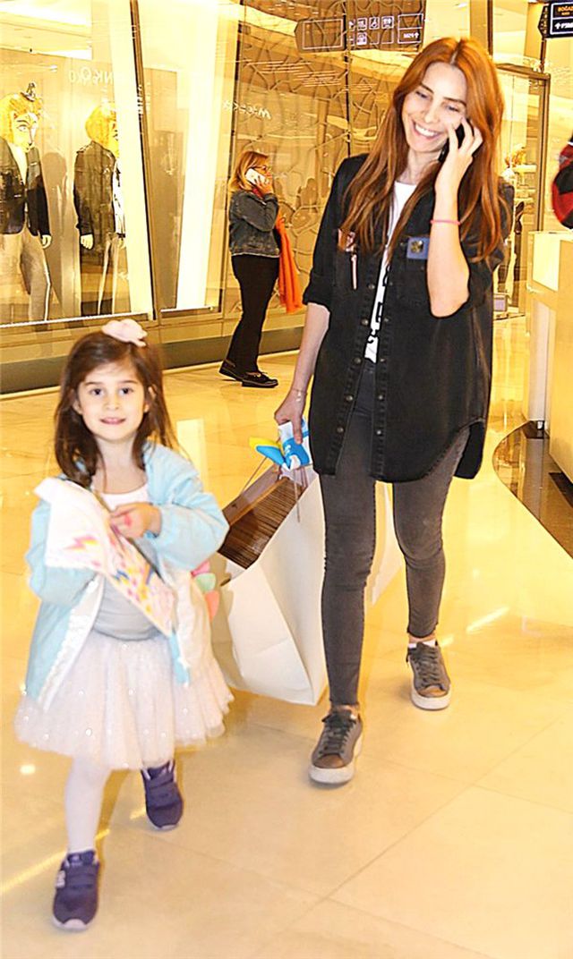 <a class='keyword-sd' href='/nur-fettahoglu/' title='Nur Fettahoğlu'>Nur Fettahoğlu</a> kızı ile alışverişte