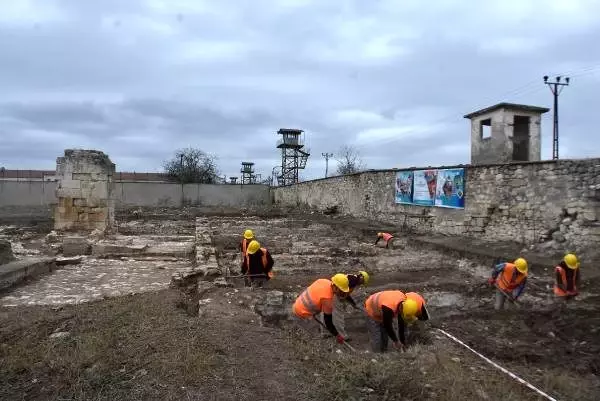 Osmanlı camisinin toprak altındaki kalıntılarını mahkumlar gün yüzüne çıkarıyor