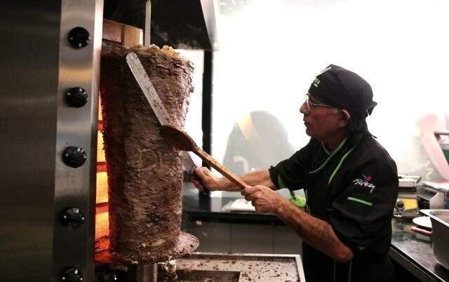 Şarkıcı Fatih Bulut'un yaptığı açılışta 3 bin adet döner 1 saatte tükendi