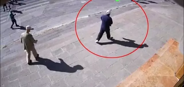 Yere düşen yaşlı amcanın cebindeki parayı çalan zanlı yakalandı