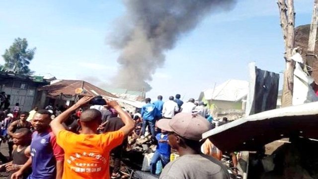 Demokratik Kongo'da yerleşim merkezine yolcu uçağı düştü: 29 ölü