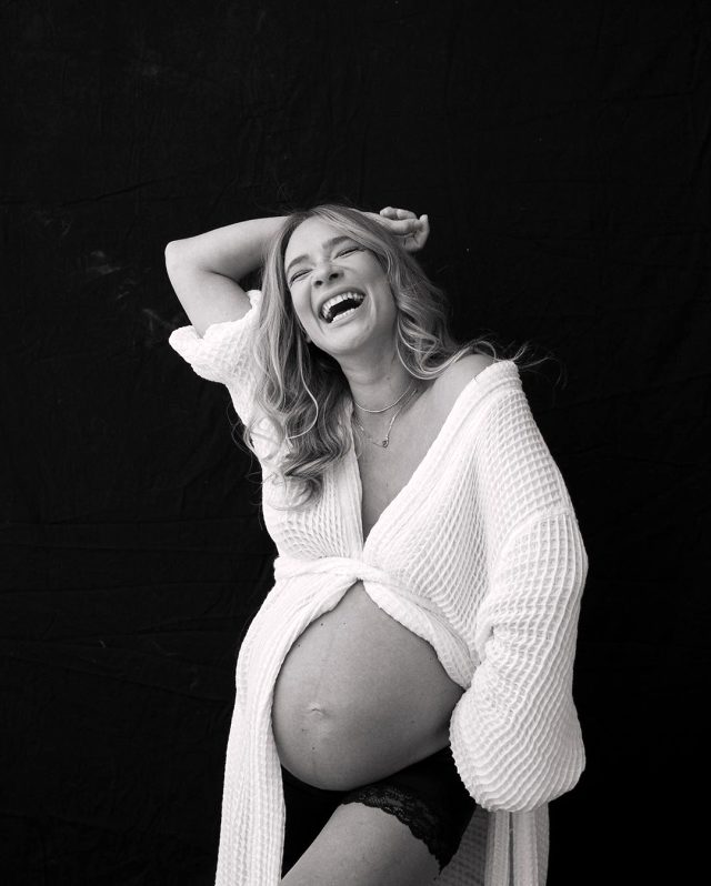 Güzel oyuncu Müge Boz, ilk bebeğini kucağına aldı
