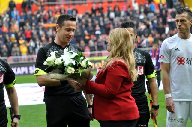 Kayserispor Başkanı Berna Gözbaşı, öğretmen hakemlere çiçek verdi