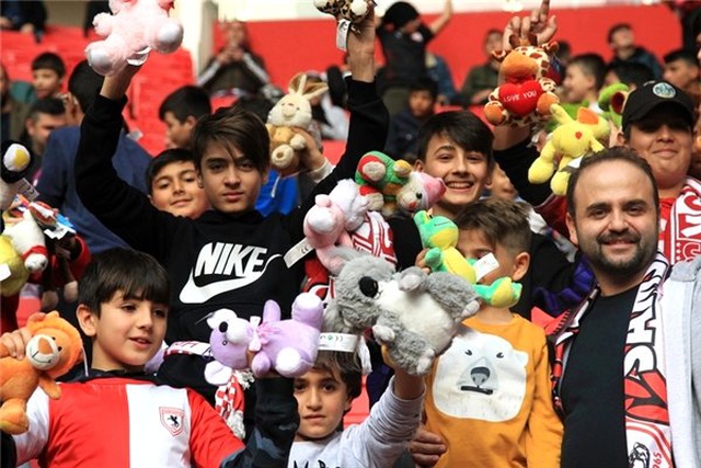 Samsun'da görülmemiş manzara! Oyuncak yağdırdılar