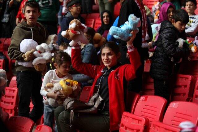 Samsunspor maçında kimsesiz çocuklara oyuncak sürprizi! Samsunspor maçında kimsesiz çocuklara oyuncak sürprizi!