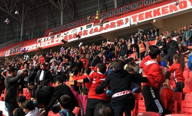 Samsunspor maçında kimsesiz çocuklara oyuncak sürprizi! Samsunspor maçında kimsesiz çocuklara oyuncak sürprizi!