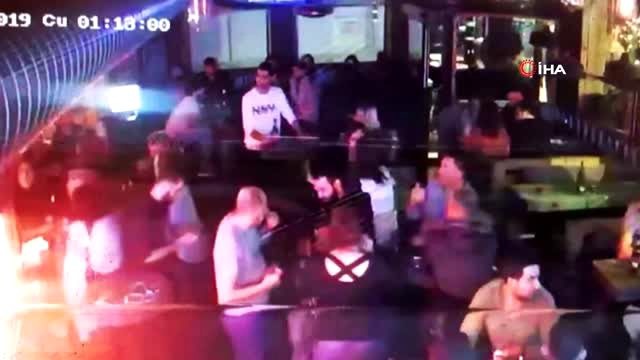 Alkollü müşteri barda dehşet saçtı: 2 garson bıçaklandı