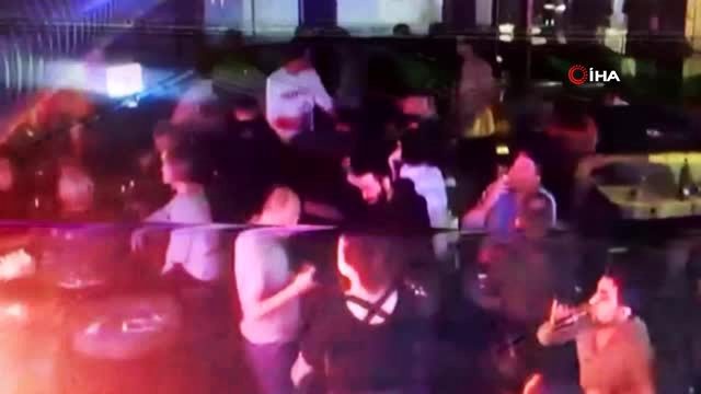 Alkollü müşteri barda dehşet saçtı: 2 garson bıçaklandı