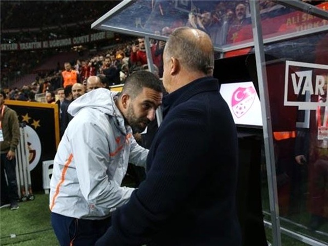 Arda Turan'ın Galatasaray'a 'geri dönüş' haberleri taraftarları ikiye böldü.