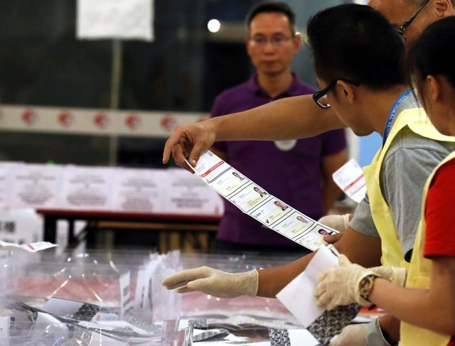 Hong Kong'da düzenlenen yerel seçim protestocuların lehine sonuçlandı