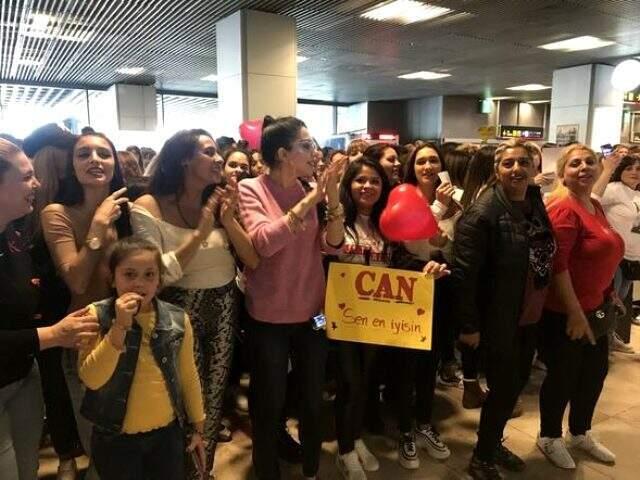 İspanya'da Can Yaman izdihamı! Binlerce kişi karşıladı