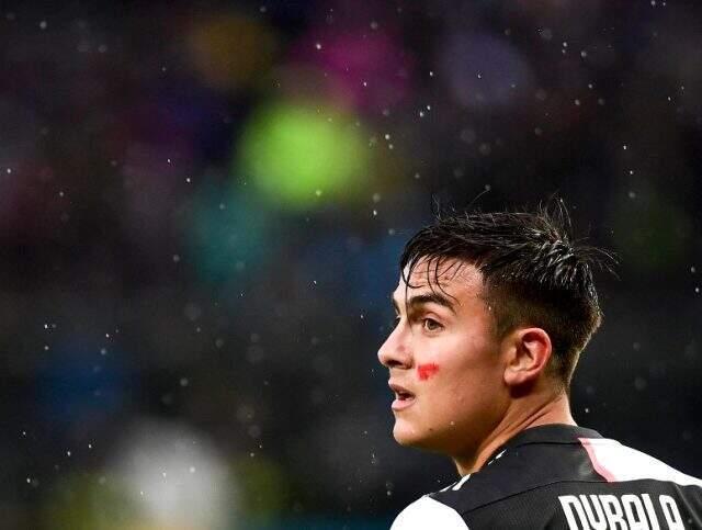 Yıldız futbolcular, kadına şiddete tepki için yanaklarında kırmızı boya ile maça çıktı