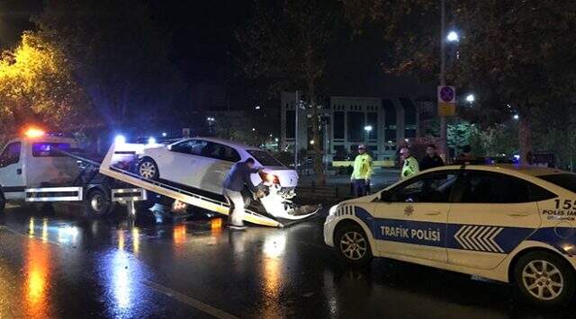 'Dur' ihtarına uymayan şüphelilerin bulunduğu araç kaza yaptı: Yaya olarak kaçan üç kişi aranıyor