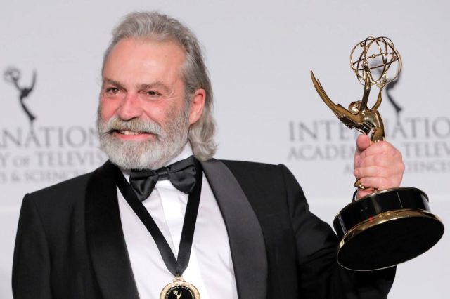 Emmy Ödülü alan Haluk Bilginer'e İrem Sak'tan yorum: Ödülün tozunu almaya gelirim