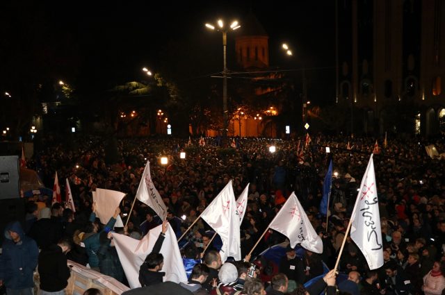 Gürcistan'da güvenlik güçleri, parlamentoyu kuşatan protestoculara müdahale etti