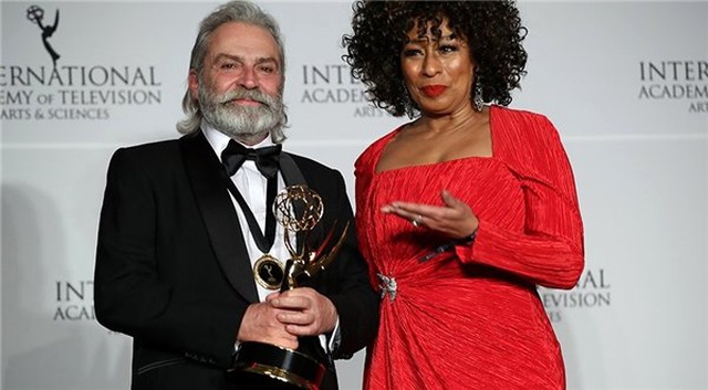 Haluk Bilginer, Emmy Ödülleri'nde En İyi Erkek Oyuncu Seçildi