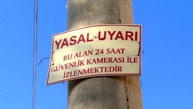 Hırsızları caydırmak için taktırdığı kamera da çare olmadı!