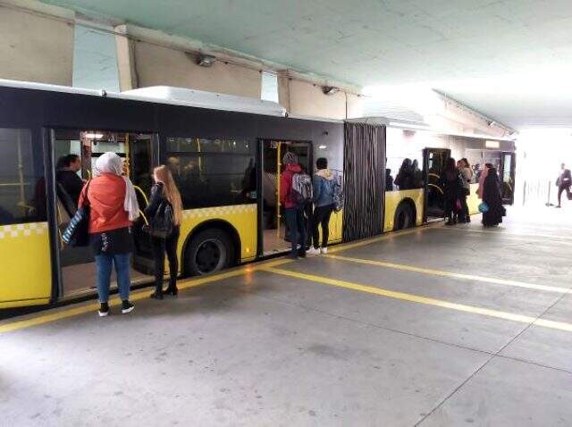 Metrobüste işaretli bekleme dönemi başladı Metrobüste işaretli bekleme dönemi başladı