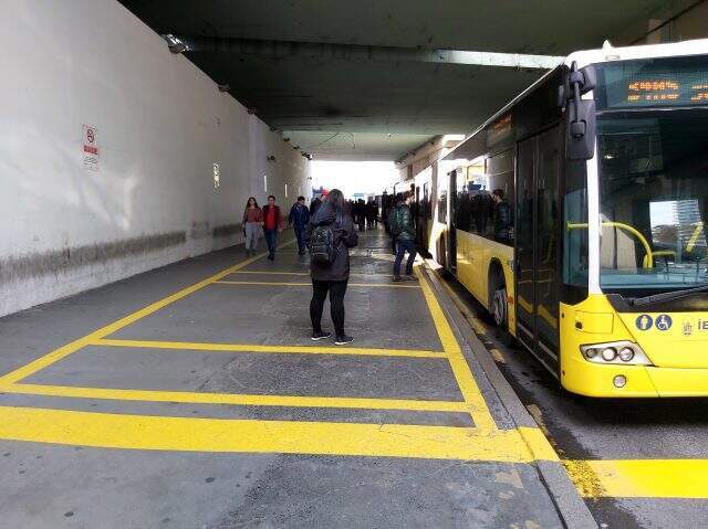 Metrobüste işaretli bekleme dönemi başladı Metrobüste işaretli bekleme dönemi başladı