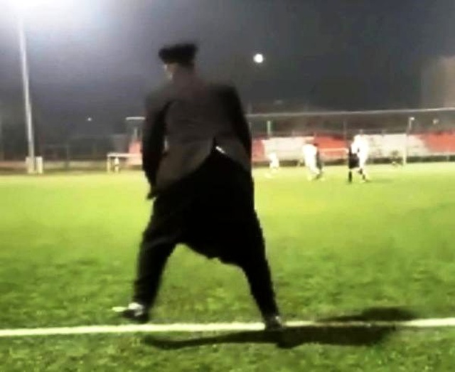 Maçlara yöresel kıyafetlerle çıkan teknik direktör ilgi odağı oldu