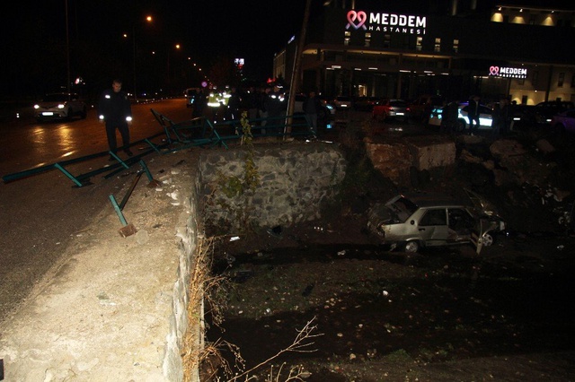 Su kanalına uçan otomobili bıraktı, kaybolan altınlarını aradı