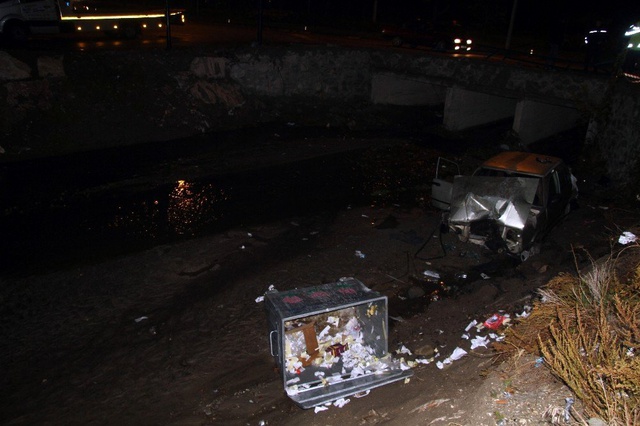 Su kanalına uçan otomobili bıraktı, kaybolan altınlarını aradı