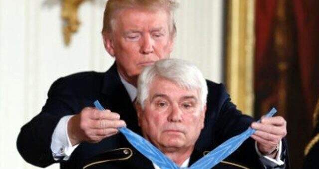 Trump, Bağdadi operasyonunda yaralanan köpeğe plaket ve madalya verdi Trump, Bağdadi operasyonunda yaralanan köpeğe plaket ve madalya verdi