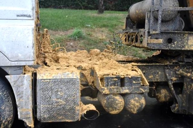 Brandasız hafriyat kamyonundan yola saçılan çamur trafiği durdurdu