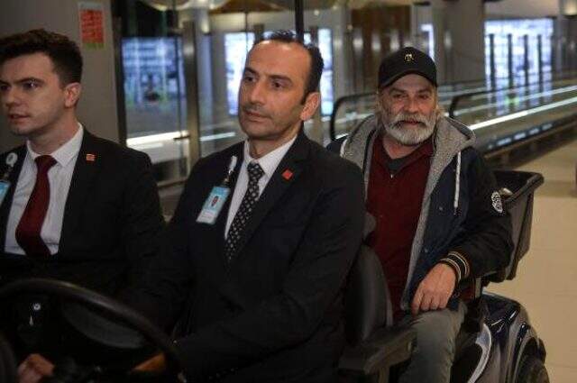 Emmy Ödülleri'nde 'En İyi Erkek Oyuncu' ödülünü alan Haluk Bilginer İstanbul'a geldi Emmy Ödülleri'nde