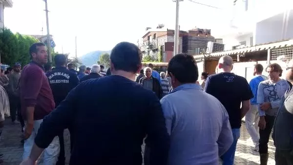 Yıkım için gelen ekibi görenler göz yaşlarına hakim olamadı! Tepki için bayrak astılar