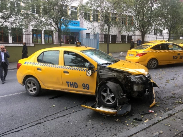 Ticari taksi yolcusunun dehşeti yaşadığı kaza güvenlik kamerasında
