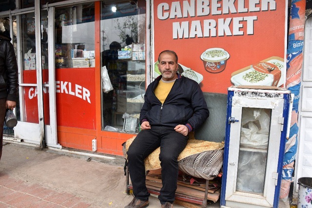 Maaşını çektikten sonra saymaya koyulan emeklinin parasını çaldı