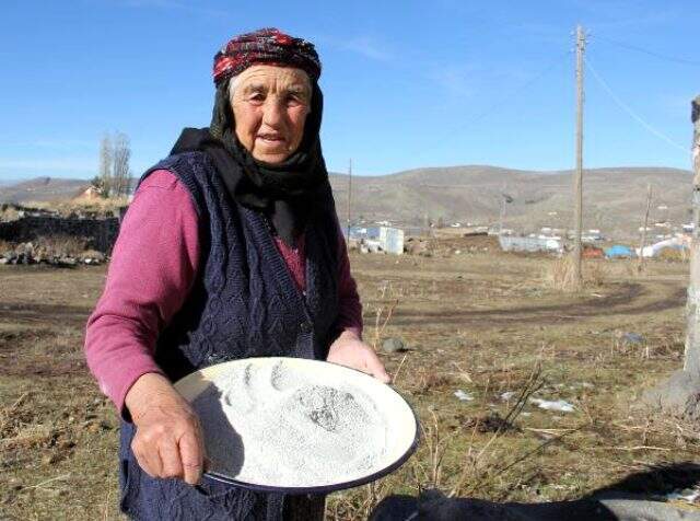 87 yaşındaki Faize nine, tuzu taştan çıkarıyor 87 yaşındaki Faize nine, tuzu taştan çıkarıyor