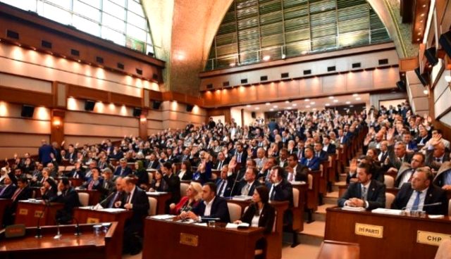 AK Partili İBB üyelerinin oylarıyla kabul edildi: Büyükşehire ait taşınmazlar ilçe belediyelerine devredildi