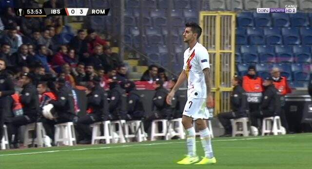 Başakşehir-Roma maçında yabancı madde Pellegrini'ye isabet etti! Başakşehir-Roma maçında yabancı madde Pellegrini'ye isabet etti!
