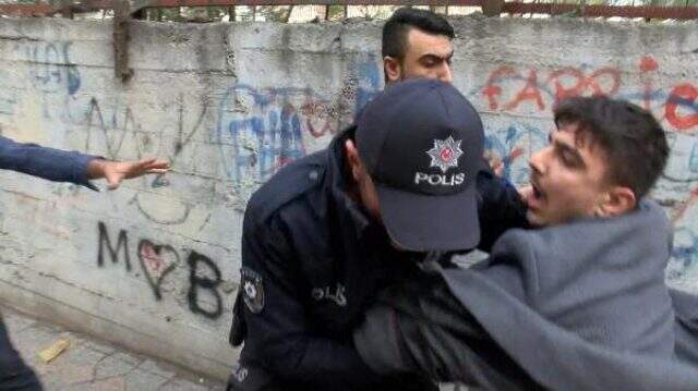 Sultangazi'de yangın sırasında hırsızlık yaptığı iddia edilen şüpheli linç edilmek istendi Sultangazi'de yangın sırasında hırsızlık yaptığı iddia edilen şüpheli linç edilmek istendi